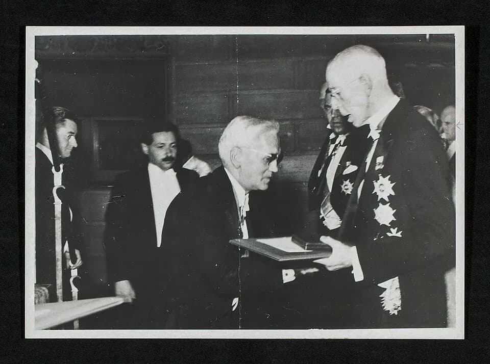 Alexander Fleming - Alexander Fleming receives the Nobel Prize from King Gustaf V of Sweden.