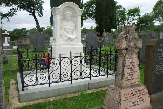 David Lloyd George - Bedd teuluol Lloyd George ym mynwent Cricieth - Lloyd George family grave in Criccieth cemetery. The white marble monument was the grave of David Lloyd George's daughter Mair, who