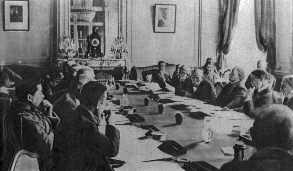 David Lloyd George - La conférence de_Versailles : à gauche d'avant vers le fonr d :_Nagaï, di_Robiland,Sonnino,_Orlando,_House,_Bliss,_Archin_Closs,_Venizelos,_Vesnitch; à droite du fond vers l'avant