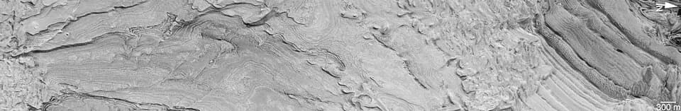 Henri Becquerel - Becquerel (Martian crater), sedimentary layers