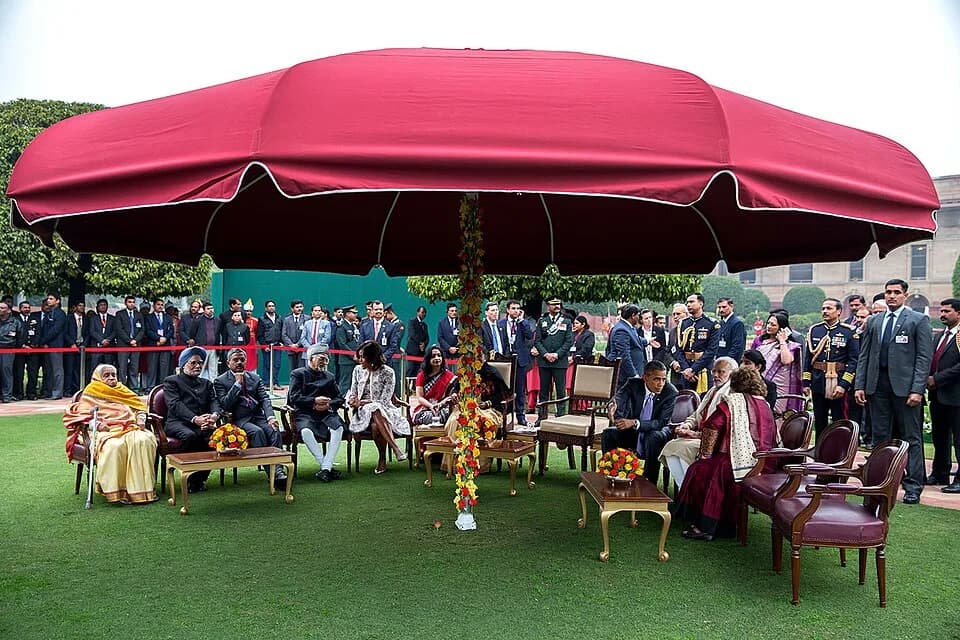 Manmohan Singh - President Barack Obama and First Lady Michelle Obama attend a reception hosted by President Pranab Mukherjee in the gardens at Rashtrapati Bhawan in New Delhi, India, Jan. 26, 2015. (