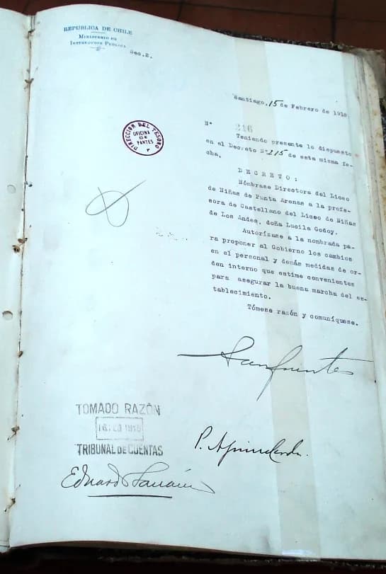 Gabriela Mistral - Decreto del Presidente de Chile Juan Luis Sanfuentes, con la firma del Ministro de Justicia e Instrucción Pública Pedro Aguirre Cerda, por el cual se designa a Lucila Godoy (Gabriel