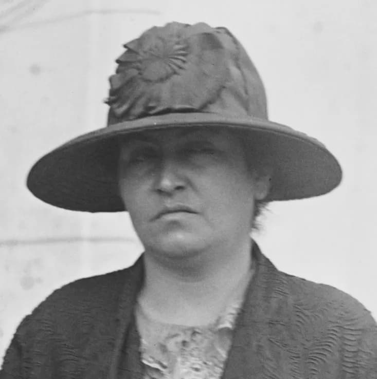 Gabriela Mistral - Lucila de María del Perpetuo Socorro Godoy Alcayaga, llamada Gabriela Mistral(al parecer por su admiración hacia Gabriele d’Annunzio y Frédéric Mistral) (Vicuña, 7 de abril de 1889