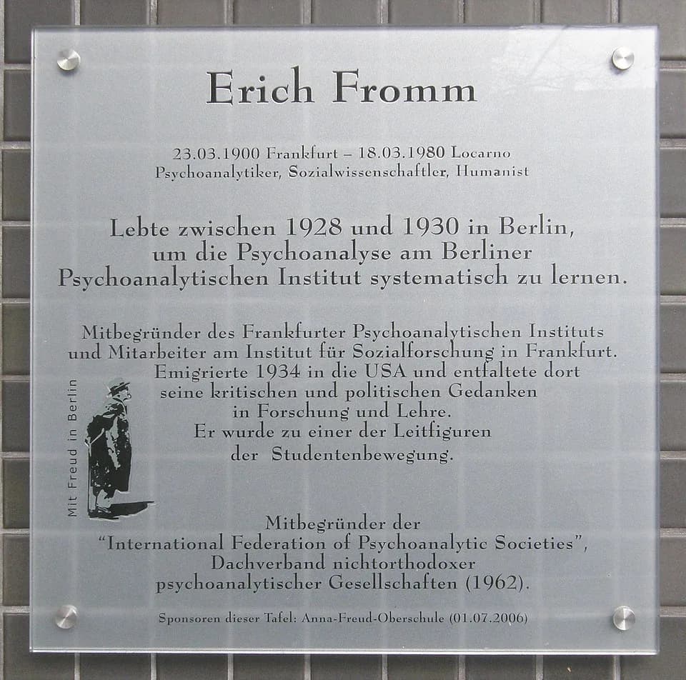 Erich Fromm - Gedenktafel für Erich Fromm aus der Reihe Mit Freud in Berlin. Bayerischer Platz 1, Berlin-Schöneberg. Enthüllt am 1. Juli 2006.