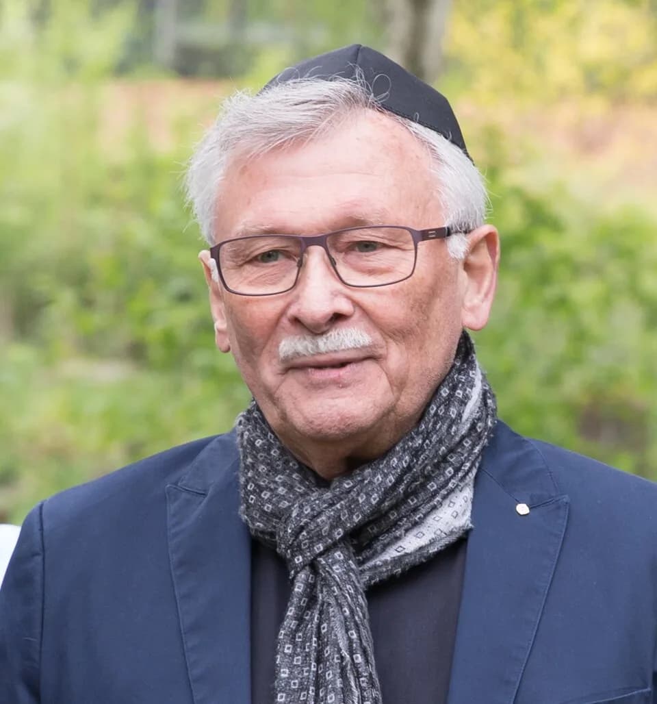 Jacques Offenbach - Franz-Josef Knieps, 1. Vorsitzender Kölner Offenbach-Gesellschaft e. V., bei einer Grabführung am Grab von Isaak Offenbach auf dem Jüdischen Friedhof in Köln-Detz, zum Todestag von