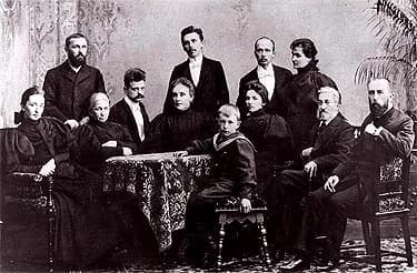 Jean Sibelius - The Järnefelt family with composer Jean Sibelius (1865–1957). Standing: Arvid, Armas, Eero and his wife Saimi Järnefelt. Seated: Aino Sibelius, Elisabeth Järnefelt, Jean Sibelius, Emmy