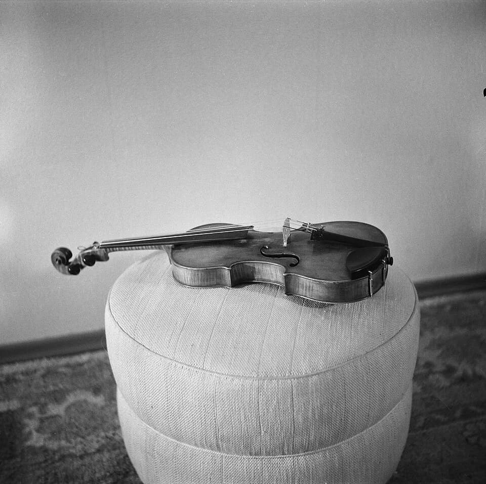 Jean Sibelius - Santeri Levas: Jean Sibelius's violin, 1940–1945, Järvenpää. Digitized original negative.