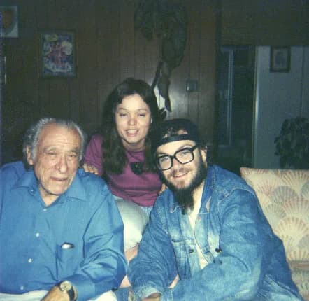 Charles Bukowski - Bukowski en su casa de San Pedro en 1988, con los escritores Mary Ann Swissler y Mat Gleason.