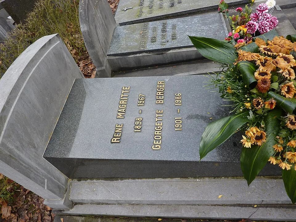 René Magritte - Tombe de René Magritte au cimetière de Schaerbeek (parcelle n°16 chemin n°2) à Evere (Bruxelles).