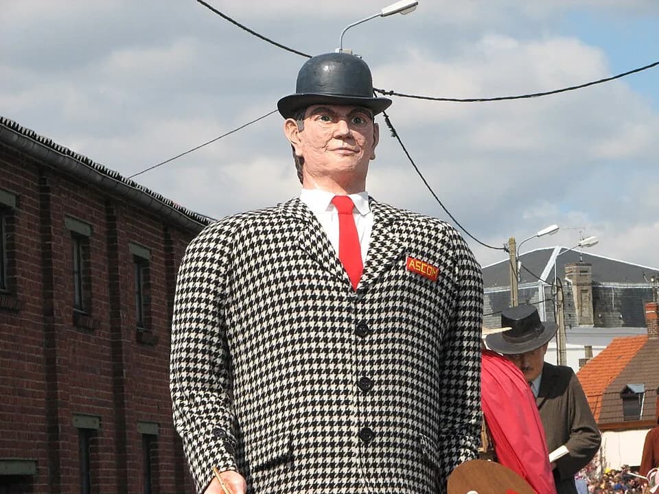 René Magritte - René Magritte-Géant de Lessines
Photo personnelle 2005
Pas de copyright