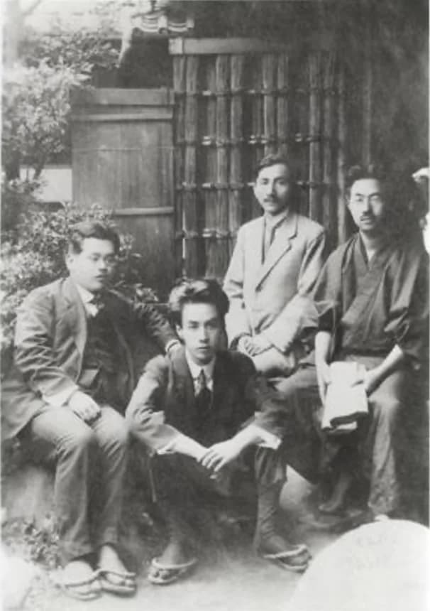 Ryūnosuke Akutagawa - Group photo with from left: Kan Kikuchi, Ryūnosuke Akutagawa, Mutō Chōzō, Nagami Tokutarō.