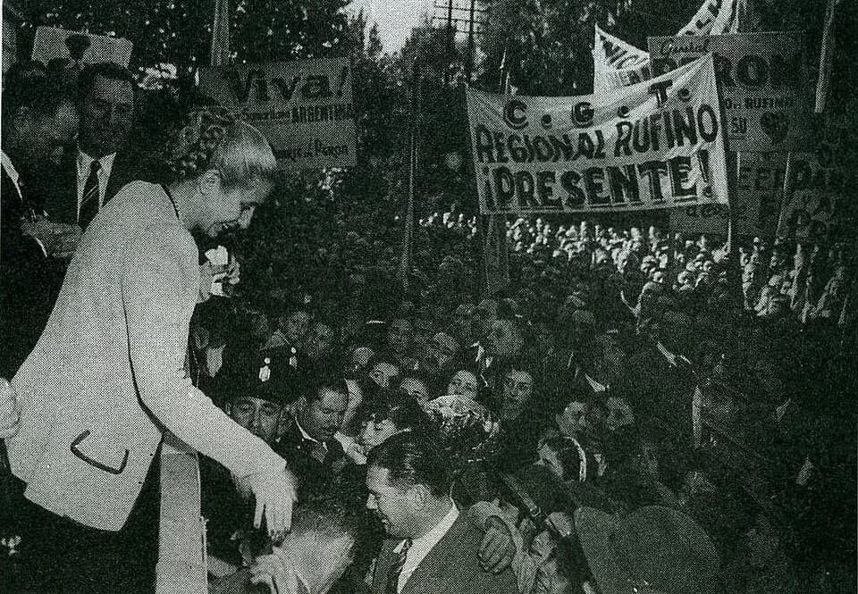 Juan Perón - Eva Duarte (Evita) en una manifestacion.