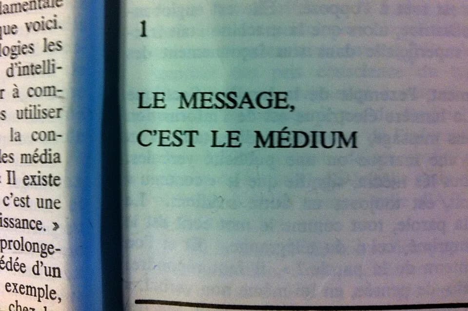 Marshall McLuhan - Citation la plus célèbre de Marshall McLuhan, telle qu'elle apparaît dans la traduction française de son livre Pour comprendre les médias.