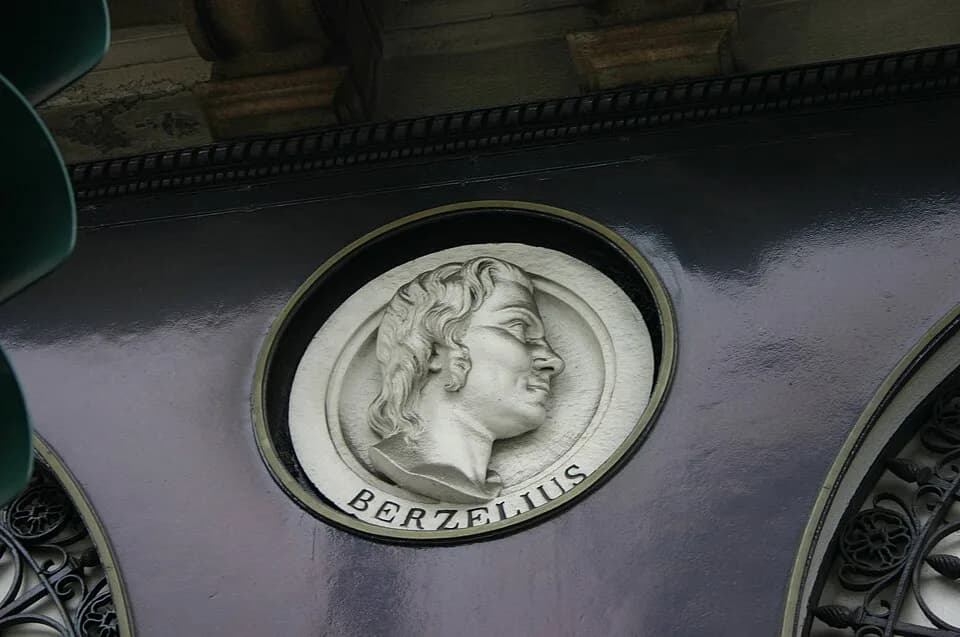 Jöns Jacob Berzelius - Milan, Italy: one of the 19th century tondo reliefs displaying the profile of important scientists from 18th and 19th century outside the "historical pharmacy" at the corner be