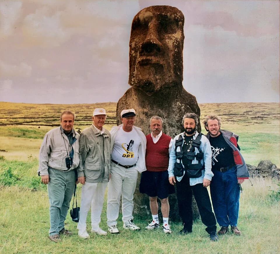 Thor Heyerdahl - Thor Heyerdahl and other men in front of moai A Vere (the "travelling moai") on Easter Island