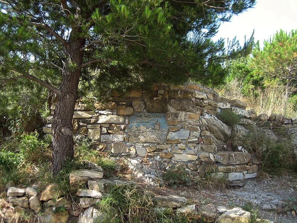 Thor Heyerdahl - The tomb of Thor Heyerdahl in Colla Micheri, Liguria, Italy