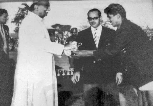 Rajendra Prasad - Varahalu Siddanathi receiving award from the honorary first president of India Dr. Rajendra Prasad