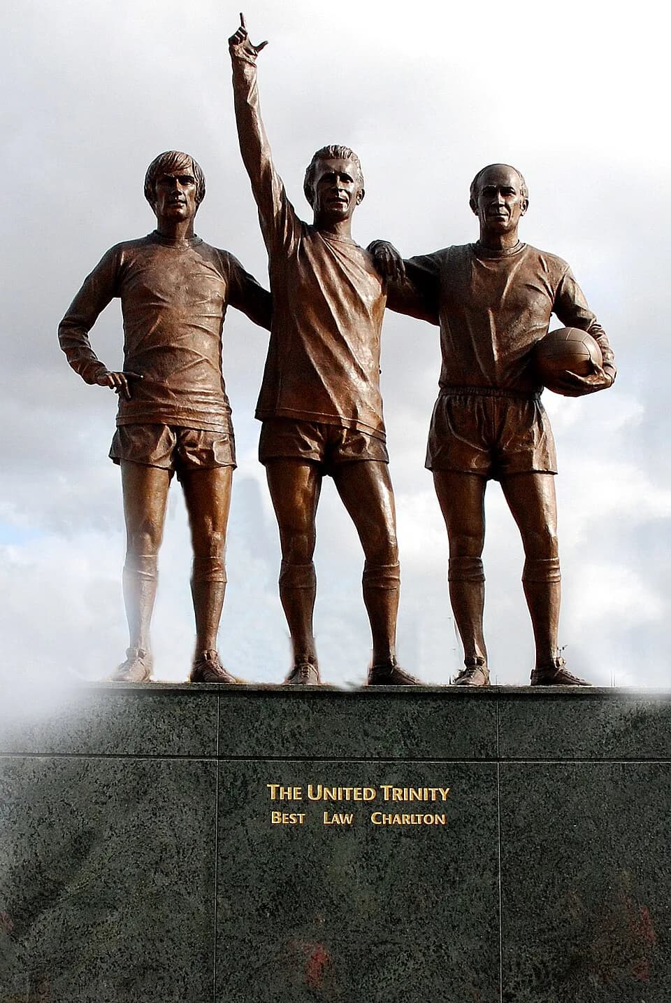 Bobby Charlton - Standbeeld van George Best, Denis Law en Bobby Charlton bij het voetbalstadion van Manchester United in Manchester, Engeland