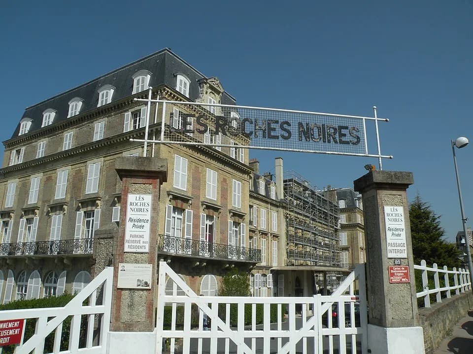 Marguerite Duras - Entrée de l'hôtel des Roches Noires à Trouville-sur-Mer.