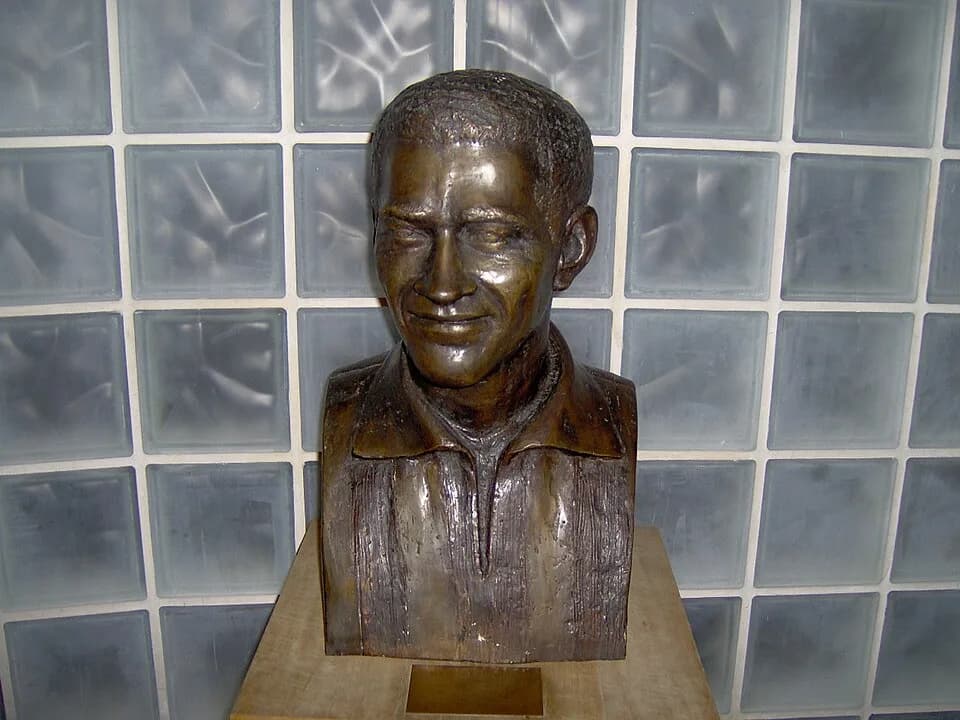 Garrincha Garrincha - Photo of a statue of brazilian soccer player Garrincha in club Botafogo de Futebol e Regatas