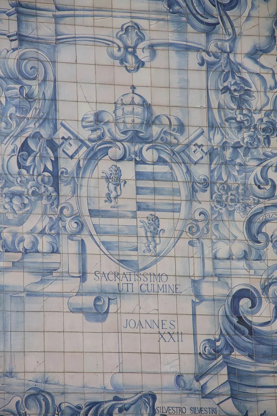 John XXII - Azujelos sur la façade latérale de l' Église du Carmo (Carmel) à Porto