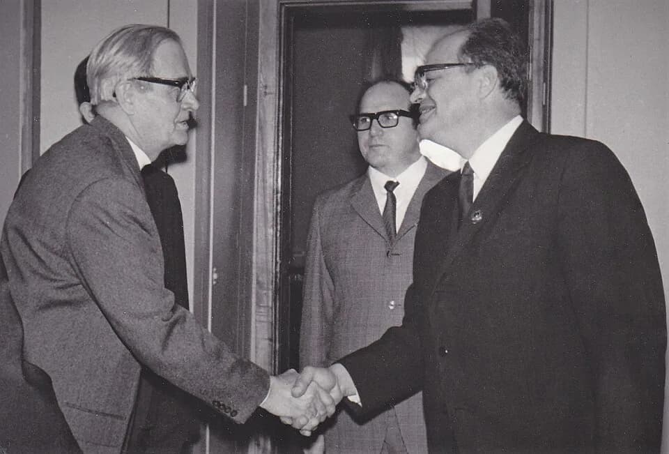 Nikolay Basov - Lebedew-Institut für Physik 1973 in Moskau. Von rechts: Nikolai Gennadijewitsch Bassow, Institutsdirektor (Physik-Nobelpreis 1964); Ulrich Hofmann, Vizepräsident und Hermann Klare, Prä