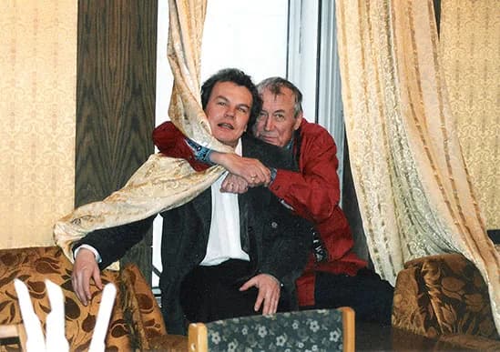 Yevgeny Yevtushenko - "Удушающая дружба": Евгений Евтушенко и Юрий Беликов в пермском драмтеатре. Вторая половина 1990-х.
