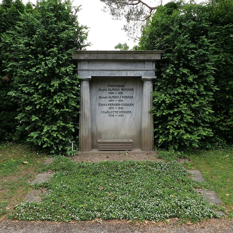 Alfred Werner - The tomb of Swiss chemist Nobel laureate Alfred Werner (1866-1919), his wife Emma Werner-Giesker (1872-1862) and their children Alfred J. (1897-1954) and Charlotte (1908-1980) at the R
