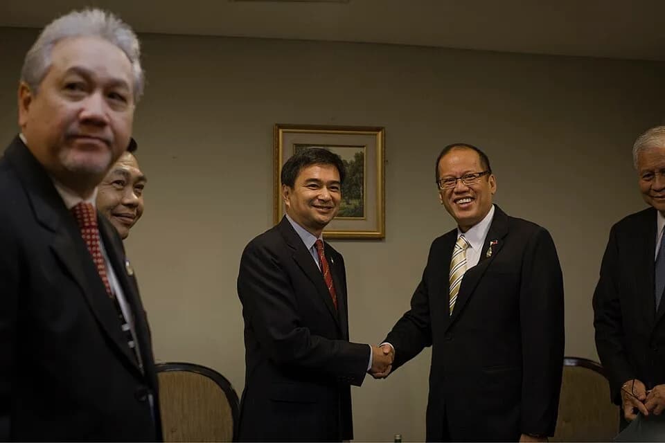 Benigno Aquino III - การหารือทวิภาคีระหว่างนายกรัฐมนตรี และประธานาธิบดีสาธารณรัฐฟิลิปปินส์
นายกรัฐมนตรี และคณะเข้าร่วมประชุมสุดยอด ASEAN SUMMIT ครั้งที่ 18 ณ กรุงจาการ์ตา สาธารณรัฐอินโดนีเซีย วันเ