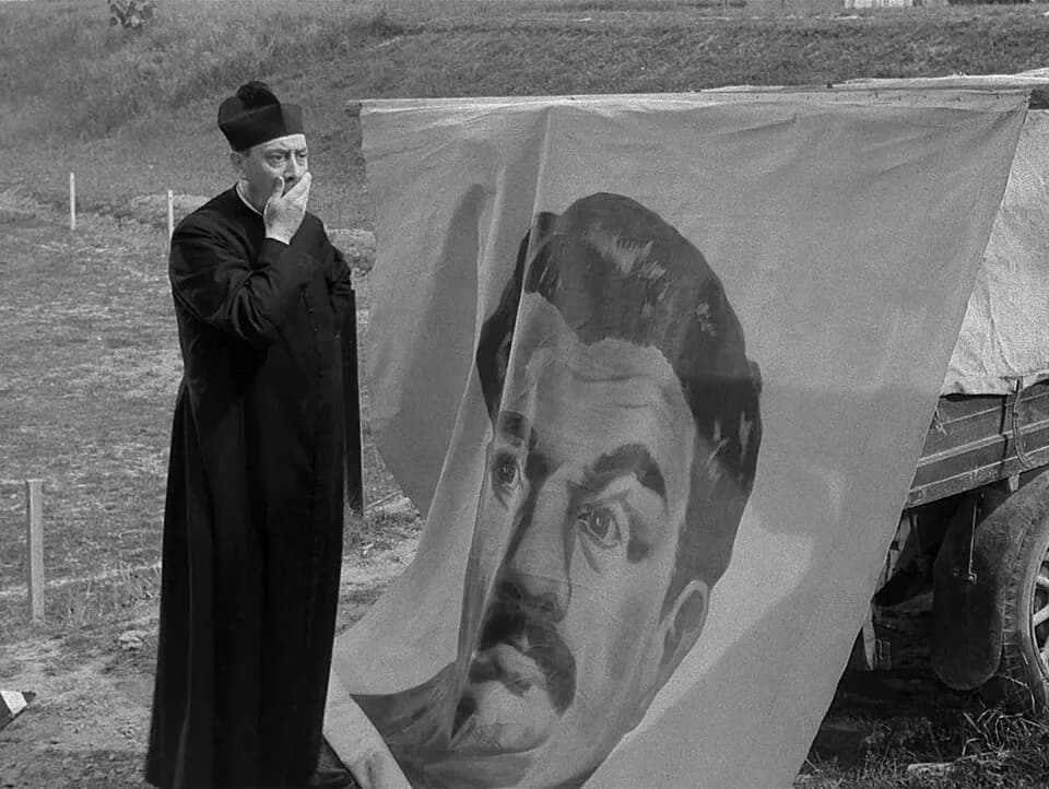 Fernandel Fernandel - Don Camollo devant l'affiche de Peppone