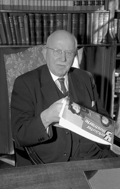 Hermann Staudinger - Freiburg: Prof. Dr. Staudinger; am Schreibtisch; mit Textilzeitung