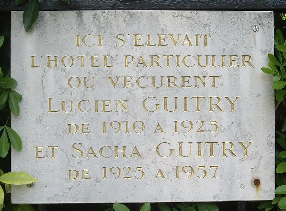 Sacha Guitry - Plaque commémorative, 18 avenue Élisée-Reclus, Paris 7e. « Ici s'élevait l'hôtel particulier où vécurent Lucien Guitry de 1910 à 1925 et Sacha Guitry de 1925 à 1957. »