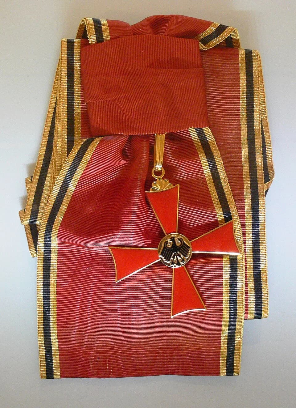 Theodor Heuss - Bundesverdienstkreuz und Schulterband (Teil der Stufe „Großes Verdienstkreuz mit Stern und Schulterband“; der extra getragene Stern fehlt auf dem Bild)