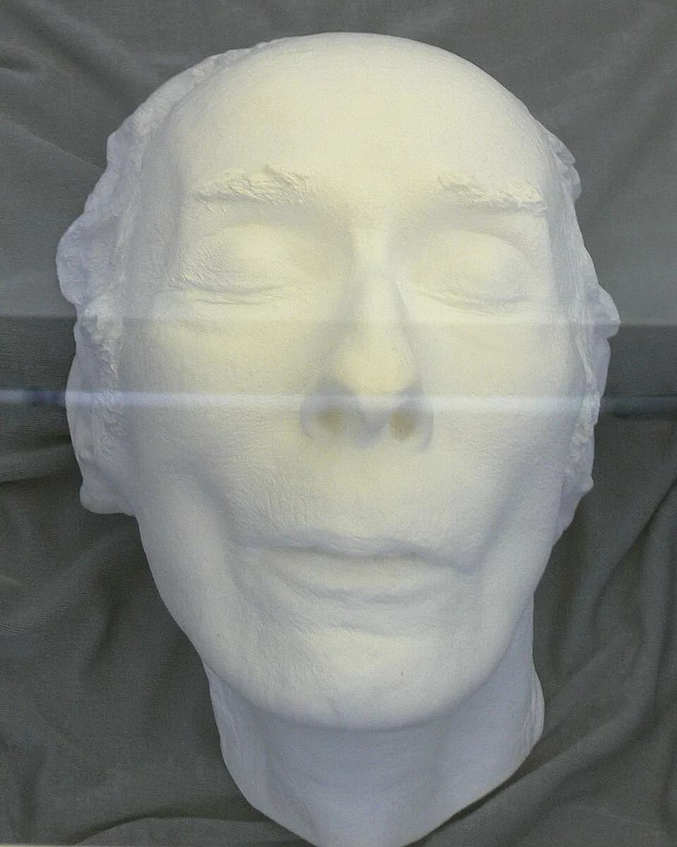 Theodor Heuss - Theodor-Heuss-Haus, Feuerbacher Weg, Stuttgart-Nord
Totenmaske von Theodor Heuss im Erinnerungsraum (an der Stelle des Schlafzimmers von Theodor Heuss, in dem er starb)