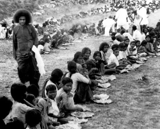 Sathya Sai Baba - Sathya Sai Baba alimentado los pobres año 1948