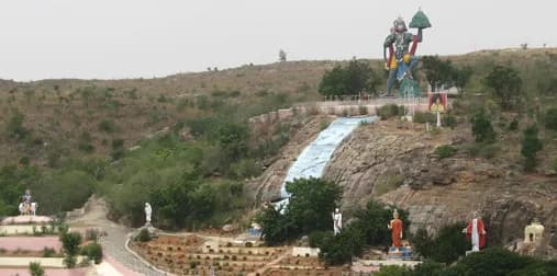 Sathya Sai Baba - Hill in Prashanthi Nilayam with statues of Hanuman, Krishna, Shirdi Sai Baba, Shiva, Buddha, Christ, Zarathustra.
Ashram Sathya Sai Baba. Puttaparthi. India