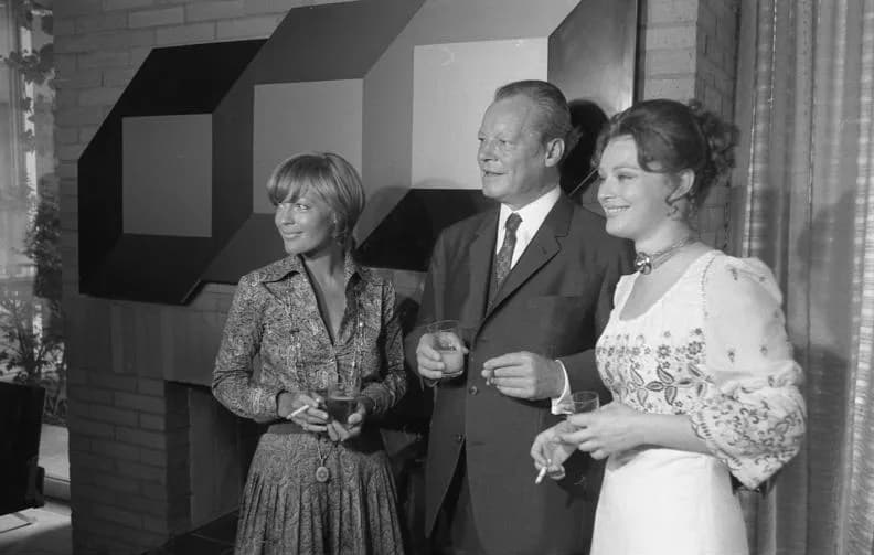 Romy Schneider - For documentary purposes the German Federal Archive often retained the original image captions, which may be erroneous, biased, obsolete or politically extreme. Bundeskanzler Willy Br