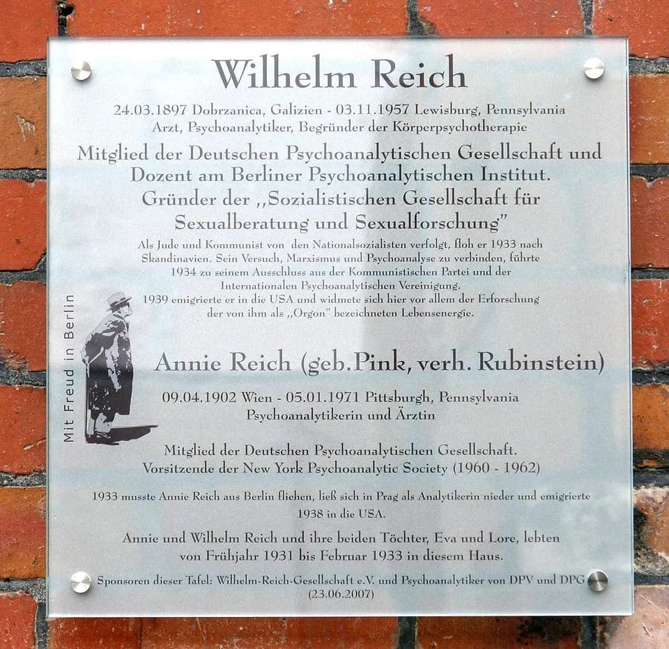 Wilhelm Reich - Gedenktafel für Wilhelm und Annie Reich aus der Reihe Mit Freud in Berlin. Schlangenbader Straße 87, Berlin-Wilmersdorf. Enthüllt am 23. Juni 2007.
