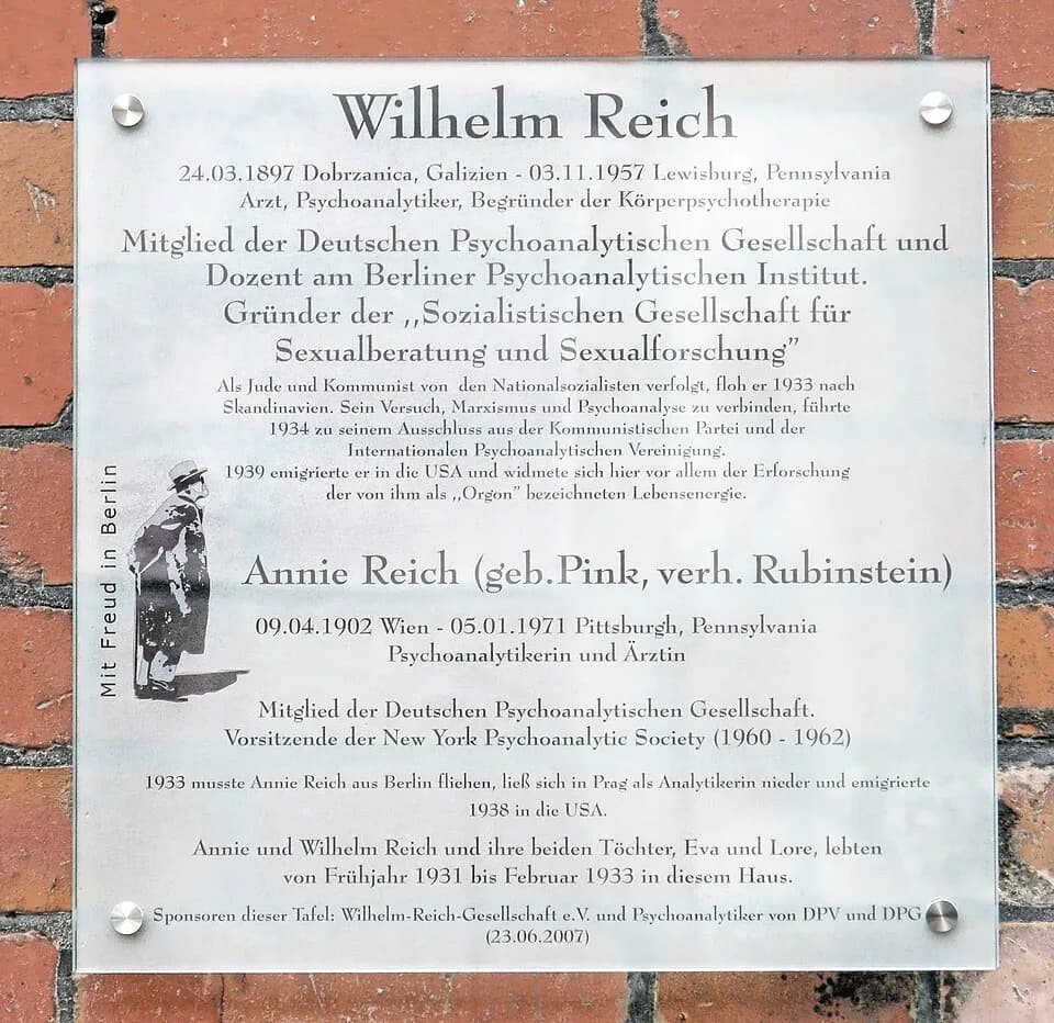 Wilhelm Reich - Gedenktafel für Wilhelm und Annie Reich aus der Reihe Mit Freud in Berlin. Schlangenbader Straße 87, Berlin-Wilmersdorf. Enthüllt am 23. Juni 2007.