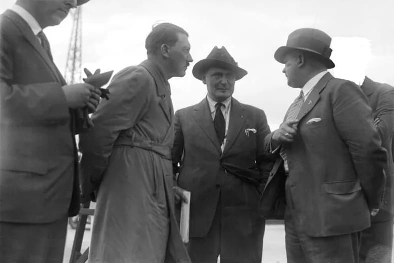 Ernst Röhm - For documentary purposes the German Federal Archive often retained the original image captions, which may be erroneous, biased, obsolete or politically extreme. Adolf Hitler, diskutiert m