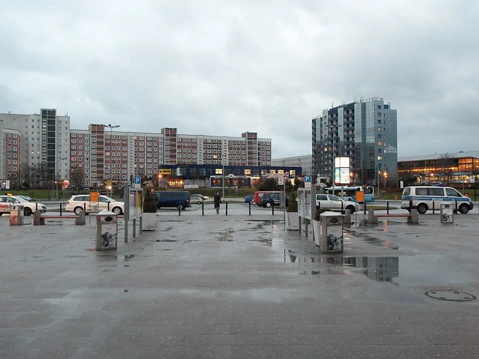 Albrecht Kossel - Rostock Hauptbahnhof - Blick aus dem südlichen Ausgang