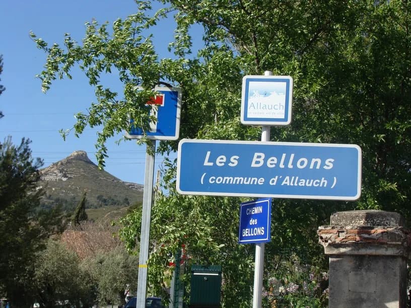 Marcel Pagnol - Le chemin des Bellons, qui conduit à la Bastide neuve de Pagnol -- qui n'est donc pas à la Treille, et même pas à Marseille. Au fond, la Grande Tête Rouge, qui domine Allauch.