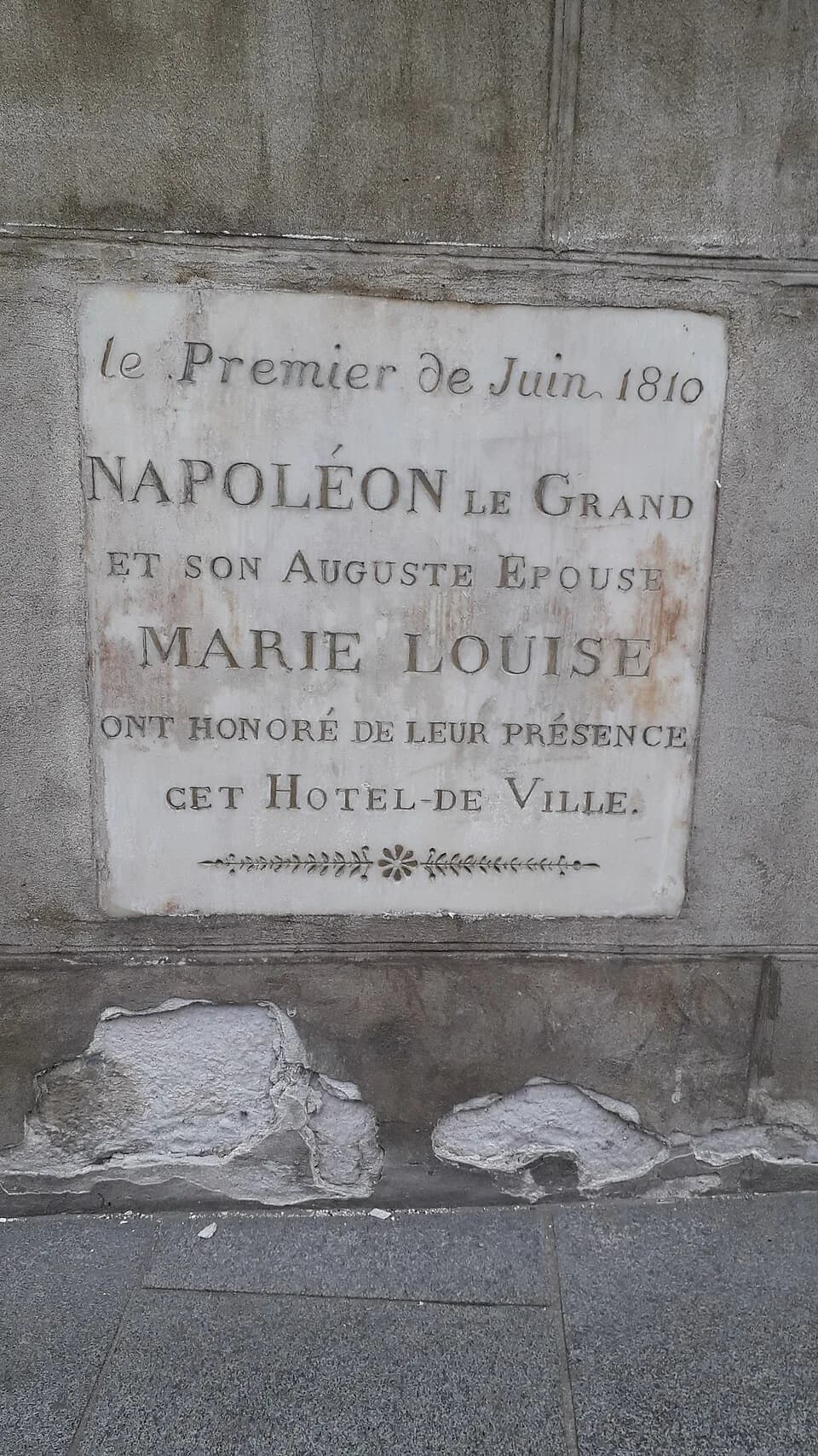 Marie Louise, Duchess of Parma - Texte :
le Premier de Juin 1810
NAPOLÉON le Grand
et son Auguste Epouse
Marie Louise
ont honoré de leur présence
cet Hôtel de Ville