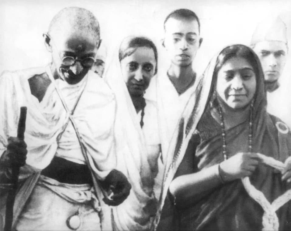 Sarojini Naidu - Mahatma Gandhi, Mithuben Petit and Sarojini Naidu during the Salt Satyagraha of 1930