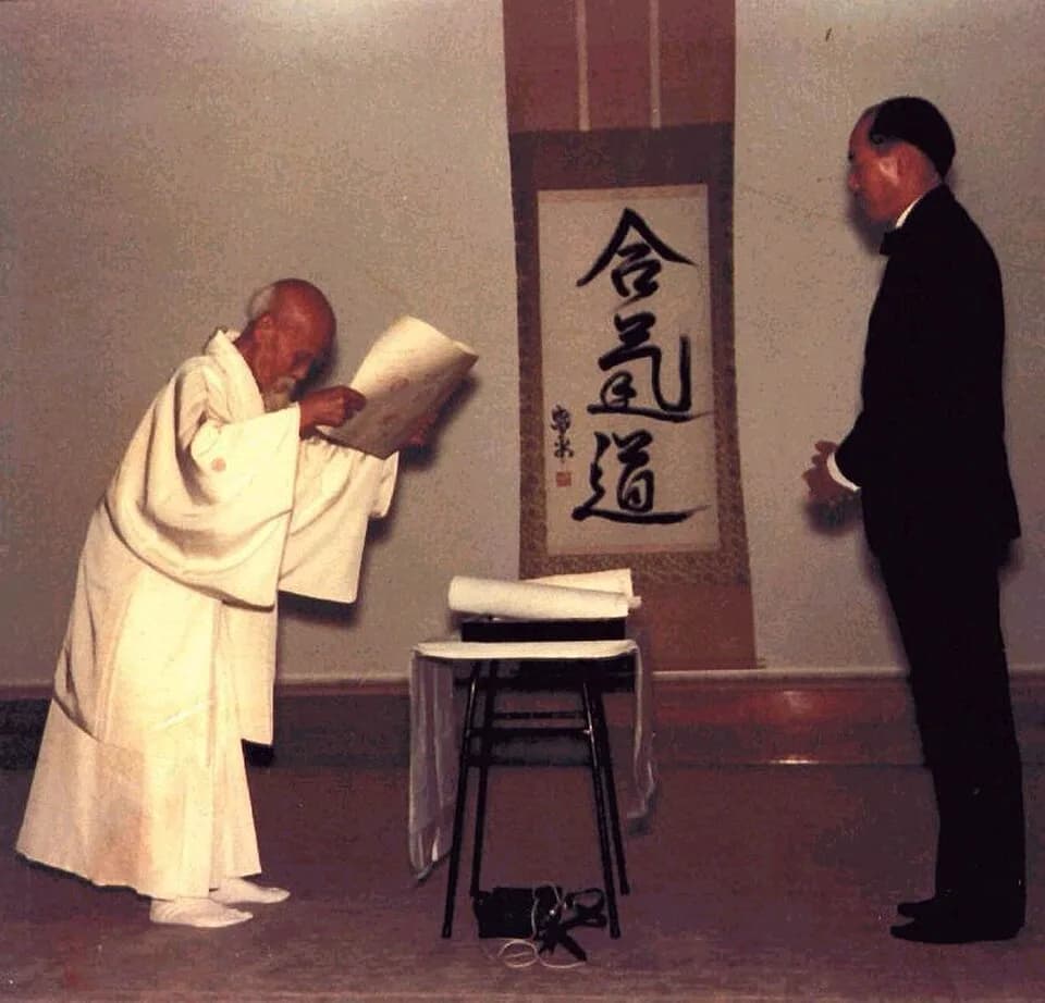 Morihei Ueshiba - Morihei Ueshiba (O Sensei) entregando o título de Shihan à Reishin Kawai