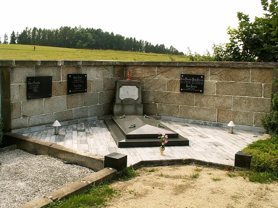 Ferdinand Porsche - Hrobka rodiny Porsche ve Vratislavicích nad Nisou.