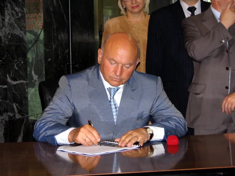 Yury Luzhkov - Юрий Михайлович Лужков делает запись в книге почётных гостей на открытии ст. м. «Международная».