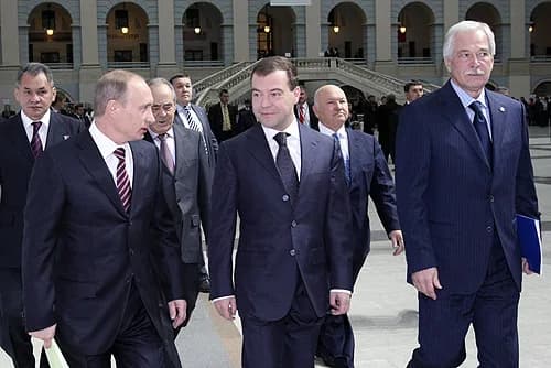 Yury Luzhkov - GOSTINY DVOR, MOSCOW. Before the opening of the 10th United Russia congress. With Prime Minister Vladimir Putin and Chairman of the State Duma Boris Gryzlov (on the right).