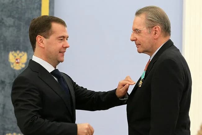 Jacques Rogge - Дмитрий Медведев вручил орден Дружбы президенту Международного олимпийского комитета Жаку Рогге. Московская область, Горки