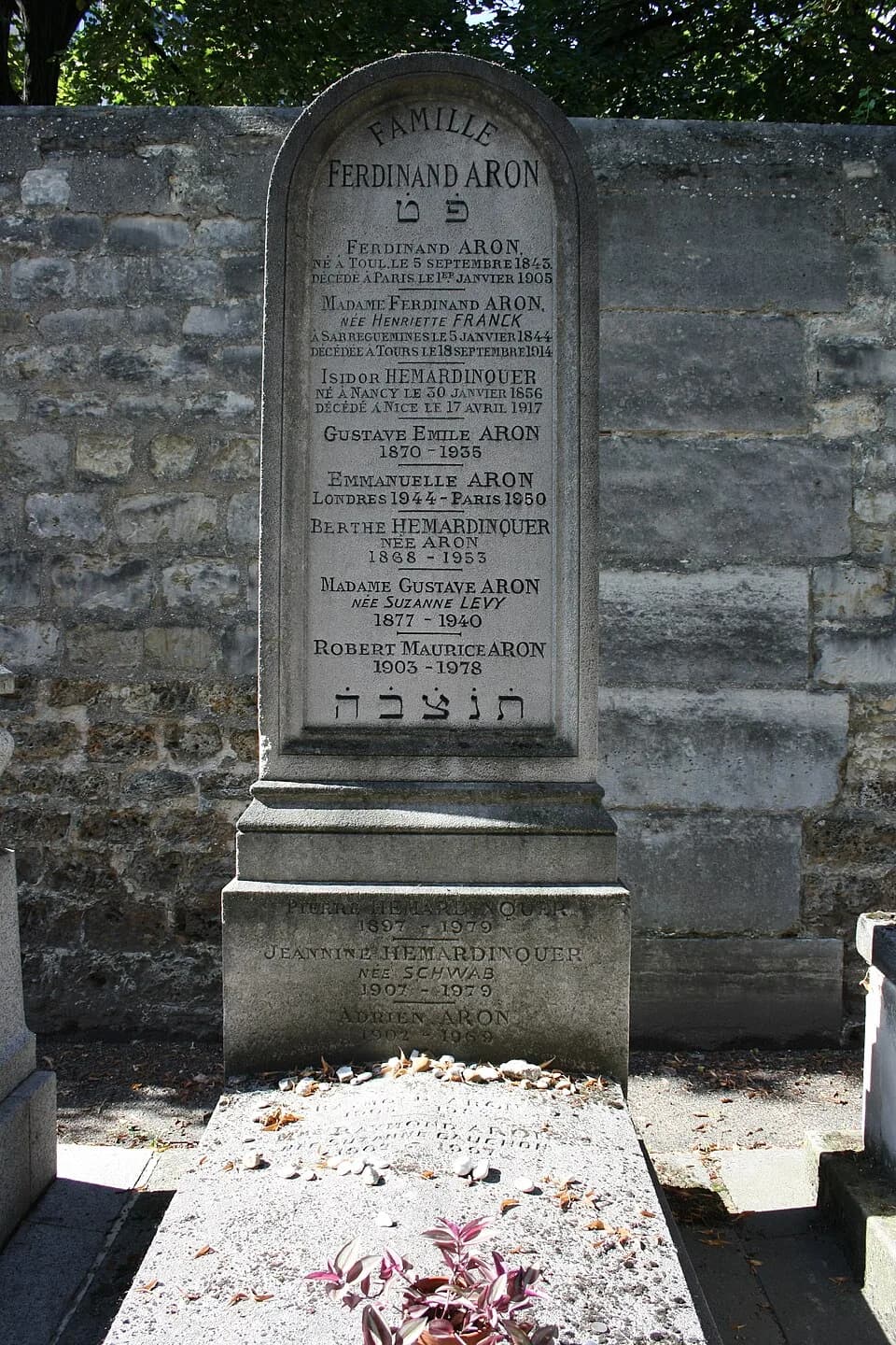 Raymond Aron - Jüdischer Grabstein auf dem Friedhof Montparnasse in Paris, Famille Ferdinand Aron